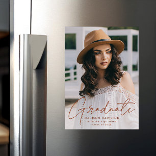Modernes Graduate Terracotta Brown Script Foto Magneteinladung