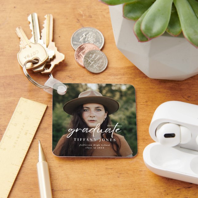 Modernes Graduate White Script 4 Fotos Abschluss Schlüsselanhänger (Schreibtisch)