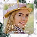 Modernes Graduiertenstudio Custom 2 Foto Grad Absc Keramikornament<br><div class="desc">Das elegante und moderne Abschluss-Ornament - die perfekte Erinnerung an Ihren besonderen Tag! Dieser einfache, aber atemberaubende Sake bietet Platz für zwei personalisierte Fotos, zusammen mit Ihrem Namen und Schuljahr für eine wirklich personalisierte Touch. Egal, ob Sie eine High School, Uni oder einen Abschluss an einer Universität feiern, dieses Ornament...</div>