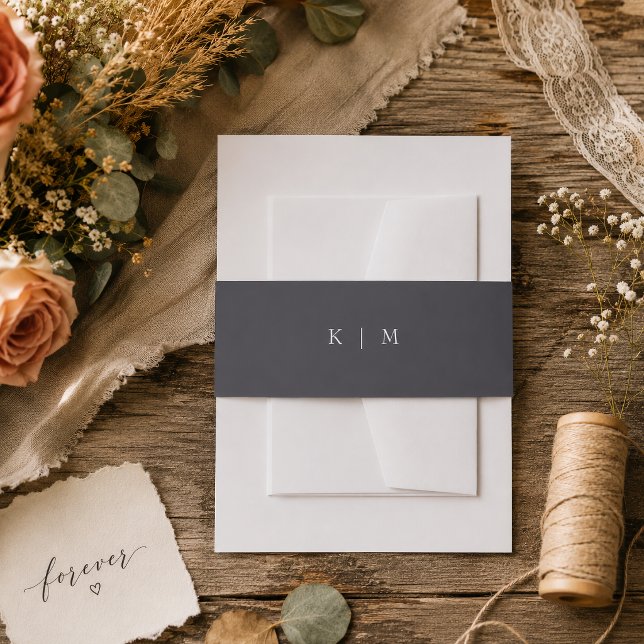 Modernes Grau Mit Monogramm Minimalistisch Einladungsbanderole (Neatly bind your wedding suite with modern grey monogram minimalist wedding invitation belly band)