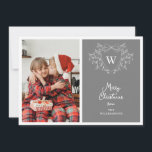 Modernes, grau-weißes Wappen 2 Foto Feiertagskarte<br><div class="desc">Mit dieser eleganten und modernen Weihnachtsgrüßen-Karte mit einem weißen Kunstmistletodesign,  das ein klassisches Wappen umrahmt,  das mit Ihren Initialen auf einem modernen grauen Hintergrund leicht anpassbar ist,  wird Weihnachtsjubelung versprüht. Fügen Sie auf der links Seite dieser Urlaubskarte ein Familienportrait und auf der Rückseite ein zweites.</div>