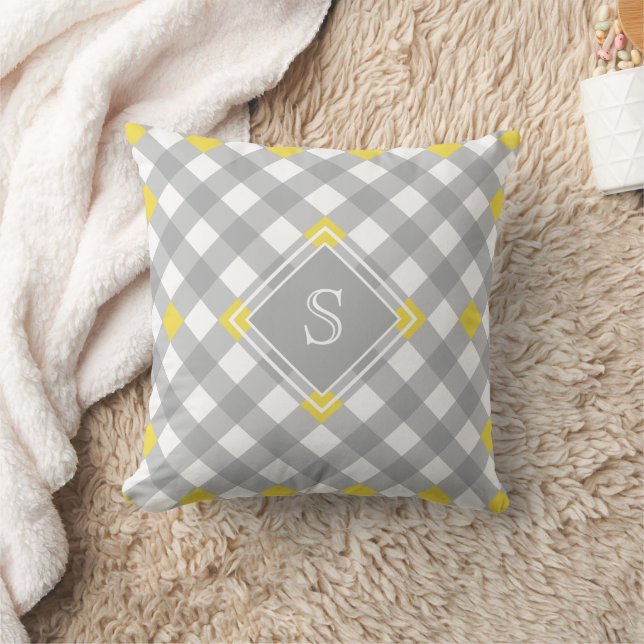 Modernes Graugelbes Gingham Monogramm Kissen (Decke)