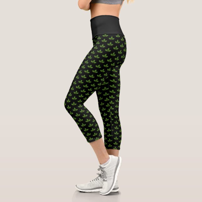 Modernes Green Laurel Leaf Muster auf schwarz Capri Leggings (Links)