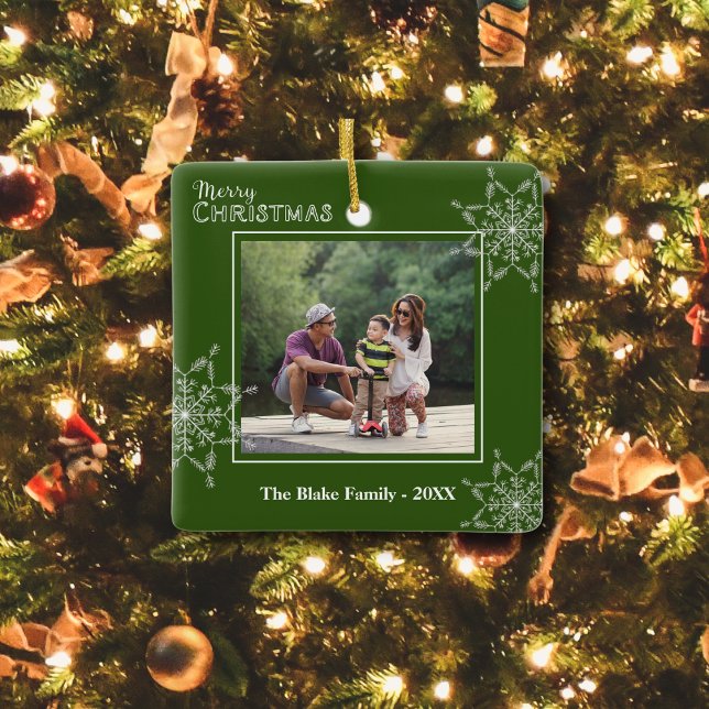 Modernes Green White Frame Family Foto Weihnachten Keramikornament (Von Creator hochgeladen)