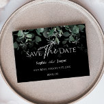 Modernes Greenery Black Wedding Flat Save the Date<br><div class="desc">Dieses moderne, grün-schwarze Hochzeitsflaech Save the Date Design zeichnet sich durch einen leichten Mix aus und passt sich den schwarz-weißen Stilrichtungen an. Freuen Sie sich auf zarte Grünelemente, die einen anmutigen blühte um eine einfache, raffinierte Typografie und eine herrliche Kalligraphie-Schrift ergänzen. Die Aquarelltöne und andere botanische Blätter gehen wunderschön durcheinander,...</div>