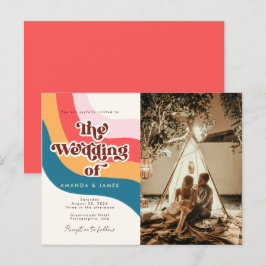 Modernes Groovy Retro 70er Wavy Lines Foto Hochzei Einladungspostkarte