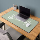 Modernes, grün Personalisiertes Monogramm und Name Schreibtischunterlage<br><div class="desc">Das moderne Sage Green Personalisiert Monogram und Name Desk Mat vereint Stil und Funktionalität. Die elegante Salbei-grüne Farbe wird durch Ihr personalisiertes Monogramm und Ihren Namen ergänzt, was Ihrem Arbeitsbereich eine einzigartige Touch verleiht. Diese Schreibtischmatte verleiht nicht nur dem Schreibtisch eine visuelle Anziehungskraft, sondern bietet auch eine komfortable Oberfläche zum...</div>