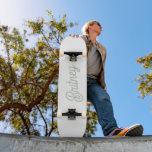 Modernes, grün Personalisiertes Monogramm und Name Skateboard<br><div class="desc">Das moderne Sage Green Personalisiert Monogram und das Name Skateboard verbinden Stil und Personalisierung. Mit seiner schicken Salbei-grünen Basis zeichnet es sich durch ein Monogramm und einen Namen aus und fügt eine einzigartige, individuelle Touch hinzu. Dieses Skateboard wurde sowohl für ästhetische Anziehungskraft als auch für Langlebigkeit konzipiert und ist so...</div>
