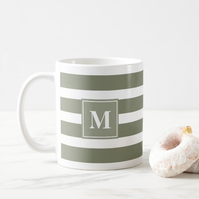 Modernes Grün und Weiß Streifen mit Monogramm Kaffeetasse (Mit Donut)