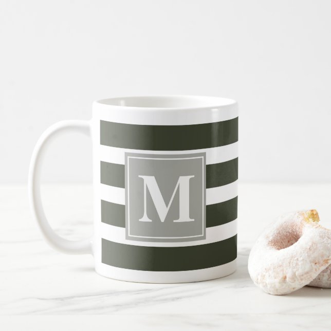 Modernes Grün und Weiß Streifen mit Monogramm Kaffeetasse (Mit Donut)