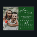 Modernes grünes, elegantes Script-Foto Save the Da Ankündigungspostkarte<br><div class="desc">Moderner Sage Grüner Hintergrund Elegantes Skript "Save the Date" Ankündigung Postcard mit Custom Calendar mit einem schönen Foto. Lass deiner Familie, Freunden und Kollegen, dass du mit dieser eleganten Karte ein Set für deine Hochzeitsfeier hast. Um den Ring Marker zu verschieben > klicken Sie auf blau "Personalisieren" > klicken Sie...</div>