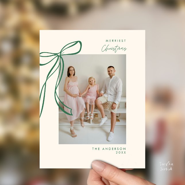 Modernes Grünes Foto Weihnachtsgrüße Postkarte (Modern Green Bow Family Photo Christmas Minimalist Greeting Postcard)