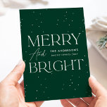 Modernes grünes Merry und helles Non-Foto Feiertagskarte<br><div class="desc">Moderne Urlaubskarte mit "Merry and Bright" in weißer Schrift und dunkelgrünem Hintergrund mit subtilen weißen Punkten (Schnee). Personalisieren Sie die Vorderseite der Non-Foto-Urlaubskarte mit Ihrem Familiennamen und das Jahr in weißer Schrift. Die Karte kehrt zurück, um Ihre persönliche Nachricht in grüner Schrift anzuzeigen, oder verlasse sie leer, um Ihre eigene...</div>