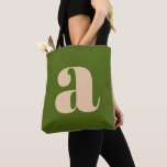 Modernes, grünes Retro-Monogramm<br><div class="desc">Eine stilvolle und zeitgenössische Totentasche mit einem üppigen olivgrünem Hintergrund mit einem kühnen beigen Kleinbuchstaben in moderner Typografie. Diese vielseitige Tasche ist für den Alltag konzipiert und eignet sich hervorragend zum Einkaufen, Arbeiten oder als modisches Accessoire. Das minimalistische, aber auffällige Design macht es zu einem idealen Geschenk für Typografen und...</div>
