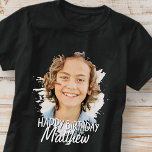 Modernes Grunge Cooles Foto Geburtstagsgrüßen T-Shirt<br><div class="desc">Design ist modern und einfach. Fügen Sie ein benutzerdefiniertes Foto des Geburtstagsfeiers hinzu und fügen Sie seinen Namen hinzu,  fügen Sie eine benutzerdefinierte Nachricht hinzu</div>