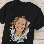 Modernes Grunge Cooles Foto Geburtstagsgrüßen T-Shirt<br><div class="desc">Design ist modern und einfach. Fügen Sie ein benutzerdefiniertes Foto des Geburtstagsfeiers hinzu und fügen Sie seinen Namen hinzu,  fügen Sie eine benutzerdefinierte Nachricht hinzu</div>
