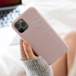Modernes, gürmisch-rosa, elegantes Namensskript Case-Mate iPhone Hülle<br><div class="desc">Moderne,  gürtnisch schlichte Pastellfarben Rosa der Jahreszeit elegante Namensschrift mit kursiven Wirbel.</div>