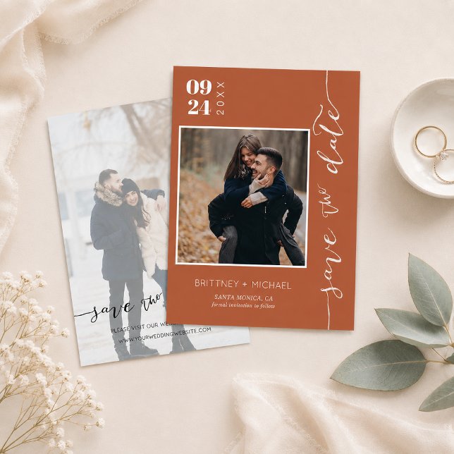Modernes handgeschriebenes Foto Save the Date Terr (Trendy terracotta save the date featuring modern minimalist, elegant handwritten flat card)