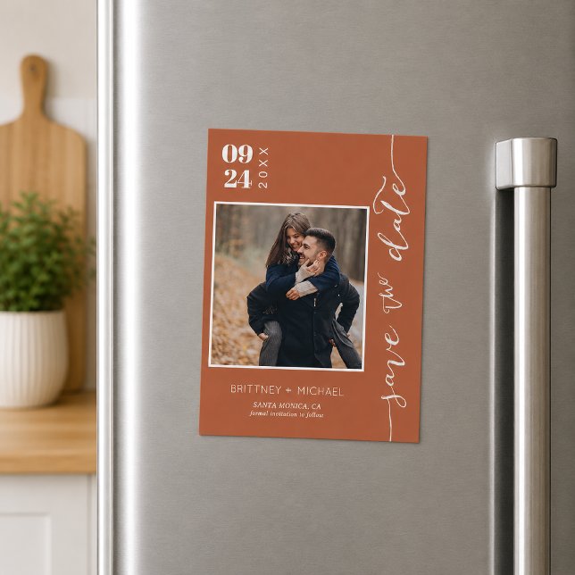 Modernes handgeschriebenes Foto Save the Date Terr Magnetkarte (Trendy terracotta photo save the date featuring elegant handwritten script magnet)