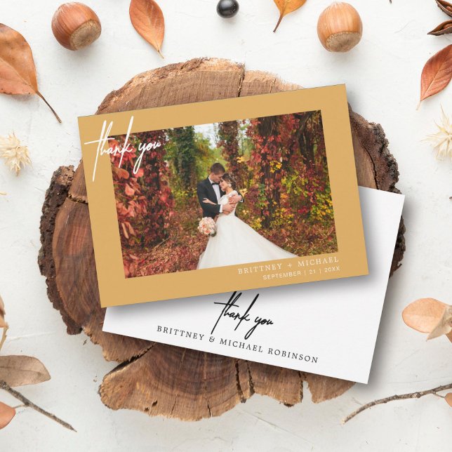 Modernes handgeschriebenes Foto Senf gelb Dankeskarte (Modern elegant wedding thank you card with a wedding photo on the front and simple hand written font)