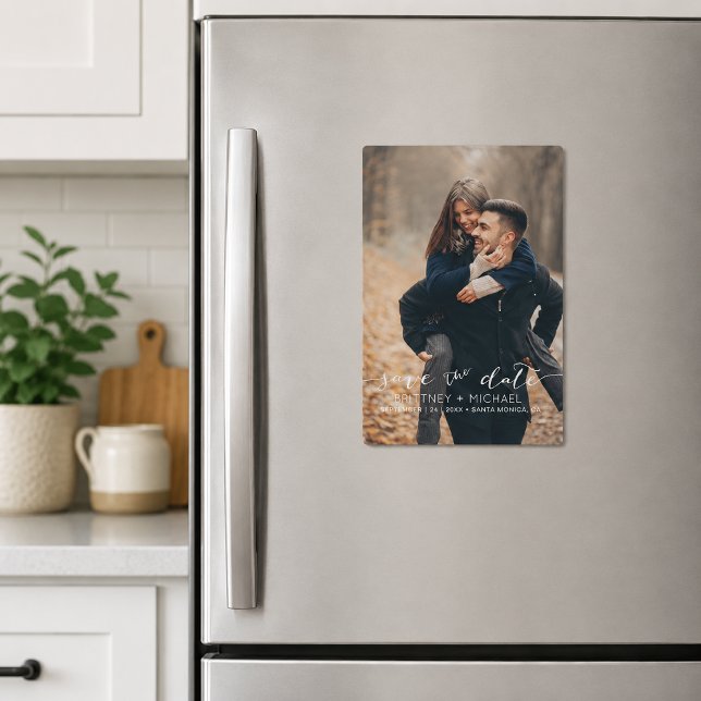 Modernes handgeschriebenes Foto weiß Magneteinladung (Modern save the date magnet featuring elegant handwritten script typography over a full photo layout)