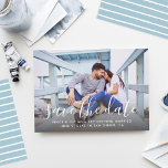 Modernes handgeschriebenes Skript Hochzeitsskript  Save The Date<br><div class="desc">Mit diesen modernen Ankündigung Datum freihalten-Karten, die Ihr Verlobung-Foto mit einem hübschen, eleganten und spielerisch gestalteten Script-Overlay-Design kennzeichnen, verkünden Sie Ihre Hochzeit stilvoll. Enthält modernen, benutzerdefinierten Text, der auf der Vorderseite mit allen wichtigen Details personalisiert werden kann, sowie ein koordinierendes Muster von horizontalen, handgezeichnet Streifen auf der Rückseite mit einer...</div>