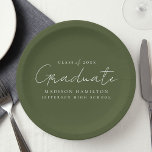 Modernes handgeschriebenes Skript Olive Green Absc Pappteller<br><div class="desc">Mit unseren stilvollen Abschluss-Papier-Tellern steigern Sie Ihr Dekor für Ihre Abschlussfeier! Mit einem handgeschriebenen, schicken, weißen Drehbuch und einem olivgrünem Hintergrund fügen diese Teller Ihrer Feier eine Touch der Eleganz hinzu. Personalisieren Sie sie mit dem Namen des Absolventen, dem Abschluss und dem Schulnamen. Egal, ob Sie Snacks oder Getränke servieren,...</div>
