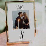 Modernes handgeschriebenes SkriptWedding-Foto Tischnummer<br><div class="desc">Ein modernes,  handgeschriebenes Kalligrafieschrift mit Foto macht dies zu einer exzellenten Ergänzung und zum Halten Ihres Hochzeitstisches. Personalisieren Sie sich einfach mit Ihrem Foto und der Anzahl(en) Ihrer Wahl.</div>