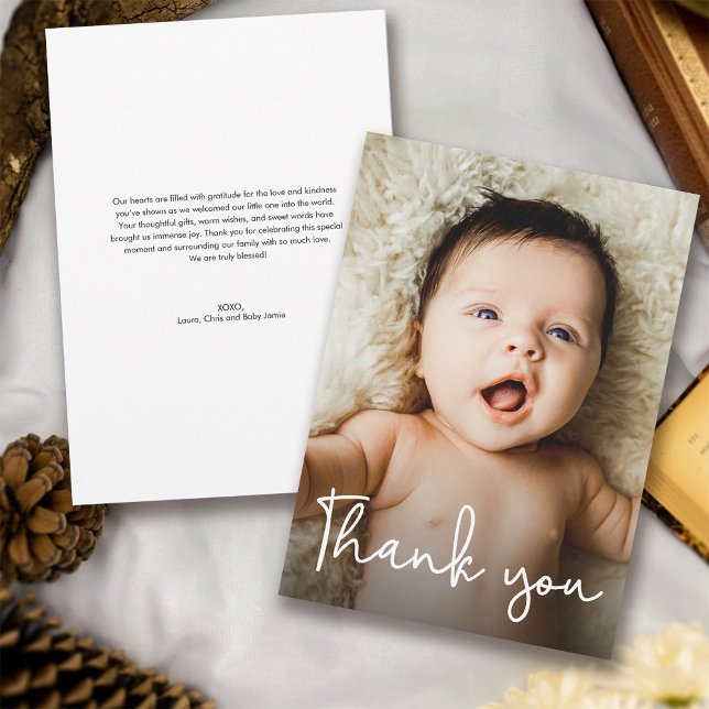 Modernes Handschrift Script Baby Shower Foto Dankeskarte (Trendy Handlettering script baby shower thank you wording photo card.)