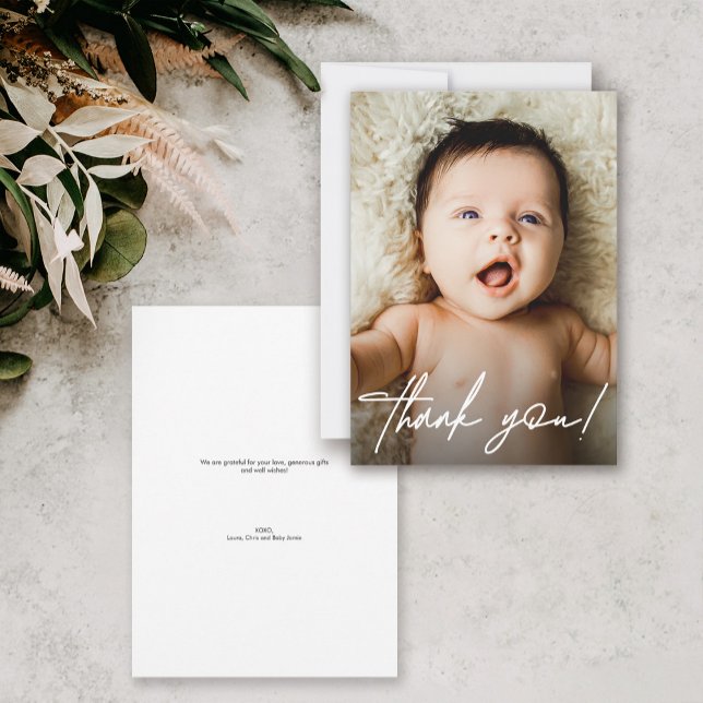 Modernes Handschrift Script Baby Shower Foto Dankeskarte (Modern script handlettering thank you card with baby photo.)