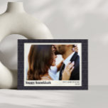 Modernes Hanukkah Star Pattern Navy Blau Zwei Foto Feiertagskarte<br><div class="desc">Wünschen Sie Freunde und Familie eine Happy Hanukkah mit dieser eleganten Karte mit einem schlichten jüdischen Sternmuster in dunkelblau und grau,  personalisiert mit zwei Fotos,  Gruß und Name.</div>