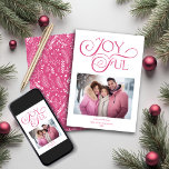 Modernes, hellrosa fröhliches Weihnachtsfest-Foto Feiertagskarte<br><div class="desc">Moderne,  hellrosa und weiße Weihnachtsfoto-Karten mit trendiger Typografie und einem rustikalen,  aber modernen Muster aus Kiefer- und Wintergrün auf stilvollem Rosa und Weiß. Bitte kontaktieren Sie uns unter cedarandstring@gmail.com ,  wenn Sie Hilfe beim Design oder den passenden Produkten benötigen.</div>