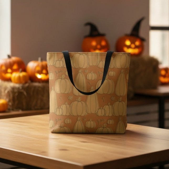 Modernes Herbstkürbismuster in Orange (A minimalist line art orange pumpkin Halloween tote bag, in front of spooky jack-o-lantern decor.)