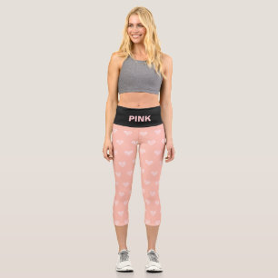 Modernes Herzmuster und bearbeitbarer rosa Text Capri Leggings