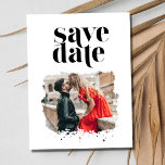 Modernes HochzeitsFoto in Schwarz und Weiß Save th Ankündigungspostkarte<br><div class="desc">Opfere nicht den Stil, wenn du mit unserem Black and White Modern Wedding Foto Postkarten Save the Date. Mit einem einfachen, modernen Typografie-Design und Ihrem Lieblings-Verlobung-Foto, diese speichern die Daten Set für Ihre kommende Hochzeit. Fügen Sie Ihr Foto auf der Vorderseite und Ihre Hochzeitsdetails auf der Kartenrückseite. Wenn Sie Hilfe...</div>