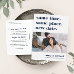 Modernes Hochzeitspause - Foto Save the Date Ankündigungspostkarte<br><div class="desc">Möchten Sie Ihr Hochzeitstag ändern? Informieren Sie Ihre Gäste über diese moderne und helle Postkarte mit den Worten "zur gleichen Zeit, am gleichen Ort, am neuen Datum" in marineblauer Schrift. Anpassen mit einem Foto und fügen Sie Ihre Namen ganz unten hinzu. Personalisieren Sie den Rücken mit weiteren Details, einschließlich Ihres...</div>