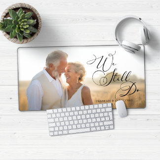 Modernes Hochzeitsszenario Vow Renewal Foto Schreibtischunterlage