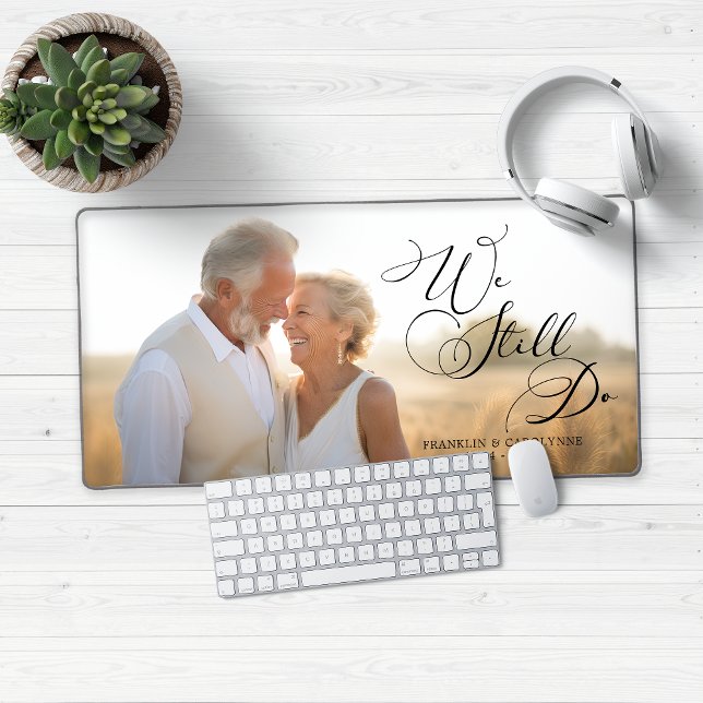 Modernes Hochzeitsszenario Vow Renewal Foto Schreibtischunterlage (Modern Wedding Anniversary "We Still Do" Photo Keepsake Desk Mat Mouse Pad)