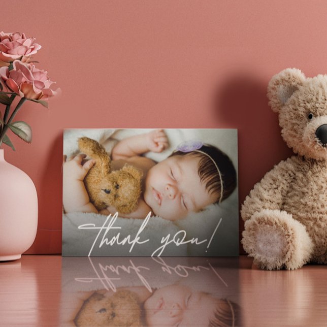 Modernes, horizontales Baby-Foto-Handlett-Skript Dankeskarte (Baby girl baby shower thank you photo card.)