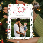 Modernes Joy Red Berry Botanisches Foto Weihnachte<br><div class="desc">Machen Sie Weihnachtsgrüße dieses Jahr mit unserer Weihnachtskarte "Modern Joy Red Berry Botanical Foto" zu etwas Besonderem! Diese moderne und schicke Urlaubskarte hat die ganze Eleganz einer formalen Urlaubskarte, während sie gleichzeitig den hellen und fröhlichen Geist der Saison bewahrt. Das Cover zeichnet sich durch eine schöne, tiefrote Typografie aus -...</div>