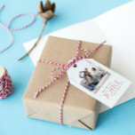 Modernes Joyful Typografy Red Christmas Foto Geschenkanhänger<br><div class="desc">Holen Sie sich Ihre Weihnachtsgeschenke in stilvoller Weise in diesem Jahr mit Modern Joyful Typografy Red Christmas Foto Geschenke Tags bereit! Dieses schicke, fröhliche Geschenketikett hat einen unleugbar auffälligen Look, mit modernen Linien in der Typografie und Ihrem personalisierten Foto vorne und Mitte. Auf der Rückseite des Geschenketiketts finden Sie rote...</div>