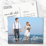 Modernes Kalligrafie-Skript Save the Date Foto Postkarte<br><div class="desc">Moderne Kalligraphie Save the Date Verlobung Ankündigung Paar Foto Postkarte</div>