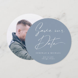 Modernes kalligrafisches Rundkreisblatt Dusty Blue Save The Date