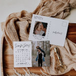 Modernes kalligraphisches Foto Save the Date Postkarte<br><div class="desc">Dies ist eine moderne, minimale Save the Date Postkarte mit modernem kalligraphischen Schriftart einfacher Schrift. Benutzen Sie den "Personalize this template" Knopf, um diesen Magneten komplett zu Ihrem eigenen zu machen! Fügen Sie Ihr eigenes Sonderbild hinzu geben Sie einen beliebigen Text ein, damit diese Save the Date Postkarte vollständig in...</div>