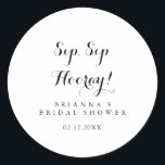Modernes kalligraphisches Sip-Hooray-Brautparty Runder Aufkleber<br><div class="desc">Dieses moderne Kalligraphie Sip Hooray Brautparty Gunsticker ist perfekt für einen rustikalen Polterabend. Das einfache und elegante Design zeichnet sich durch klassische und extravagante Schriftzeichen in Schwarz und Weiß aus.</div>