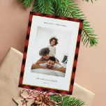 Modernes Kariertes Foto an der Grenze Folien Feiertagskarte<br><div class="desc">Mit diesen Weihnachtskarten aus dem Foto können Sie Ihr Lieblings-Foto-Set auf einem handgezeichneten Büffel kariertes Muster in Rot und Schwarz mit Goldfolie bestiegen. Ein editierbarer Nachrichtenbereich lasse Ihnen,  Ihren Urlaubssegment in modernen Schriften zu gestalten. Fügen Sie unten Ihren Familiennamen oder Ihre Namen hinzu.</div>