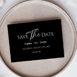 Modernes klassisches Black Wedding Flat Save the D Save The Date<br><div class="desc">Diese moderne, klassische, schwarze Hochzeitswohnung ist Save the Date perfekt für Ihre moderne Hochzeit. Dieses Design zeichnet sich durch eine weiße, einfache Kalligraphie aus Set auf dunkelschwarzem Hintergrund aus, um Ihre klassische Hochzeit oder minimalistische Hochzeit im Frühling, Sommer, Herbst oder Winter. Gerne stehen wir Ihnen für Fragen zu diesem Design...</div>