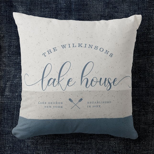 Modernes Lake House Familienname Brush Script blau Kissen (Von Creator hochgeladen)