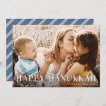Modernes Licht | Eleganter Single Foto Hanukkah Feiertagskarte<br><div class="desc">Lassen Sie sich von diesen schlichten und eleganten Karten verzaubern,  die Ihre Lieblingslandschaft oder Ihr horizontal orientiertes Foto in voller Blende zeigen. "Happy Hanukkah" erscheint als weißes Textüberlagern in modernen serifenlosen Schriftzeichen. Personalisieren Sie das Jahr und Ihren Familiennamen rechts am unteren Rand.</div>