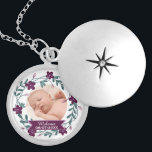 Modernes Lila Foto für Blumenzauber Medaillon<br><div class="desc">Dekorativer,  moderner Blumenkranz umrahmt Ihr eigenes Foto-Upload,  um einen hübschen Babykeepake personalisiert mit Babyname zu erstellen.</div>
